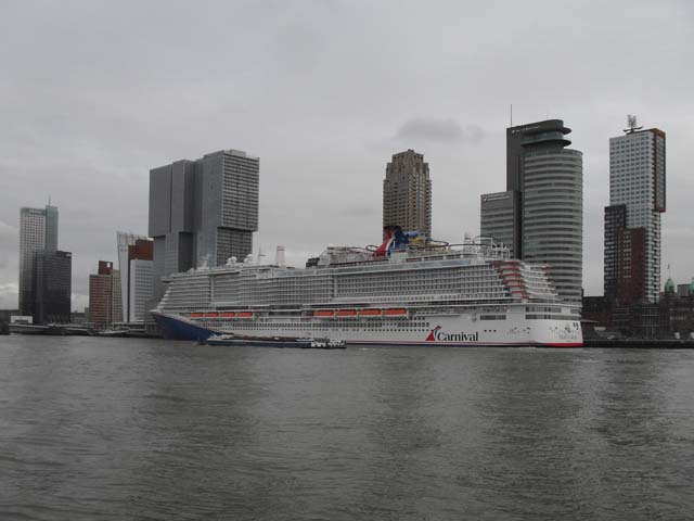 Cruiseschip ms Madri Gras van Carnival Cruise Line aan de Cruise Terminal Rotterdam